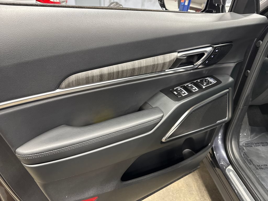 Used 2025 Kia Telluride SX w/ SX Captain's Chair Package AWD/4WD image 17
