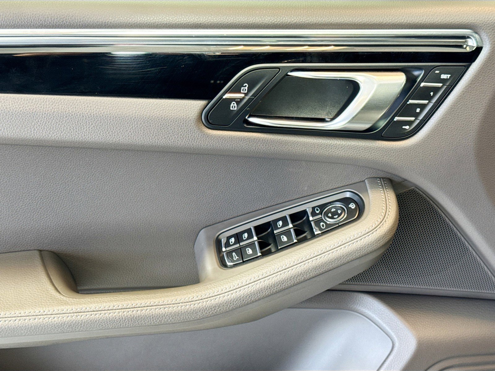 Certified 2025 Porsche Macan image 11