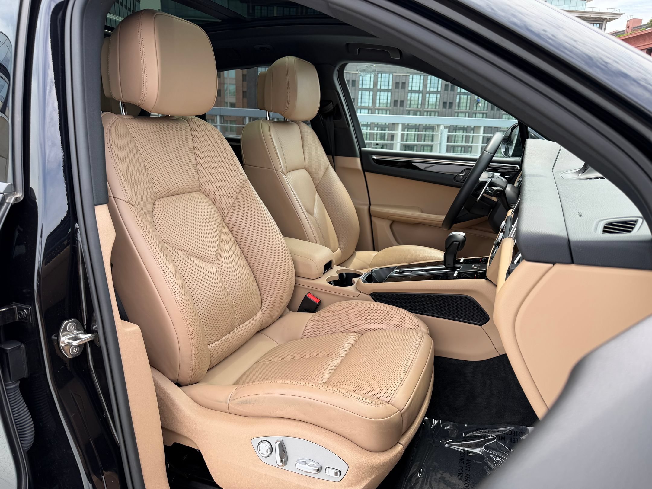 Certified 2023 Porsche Macan AWD/4WD image 14
