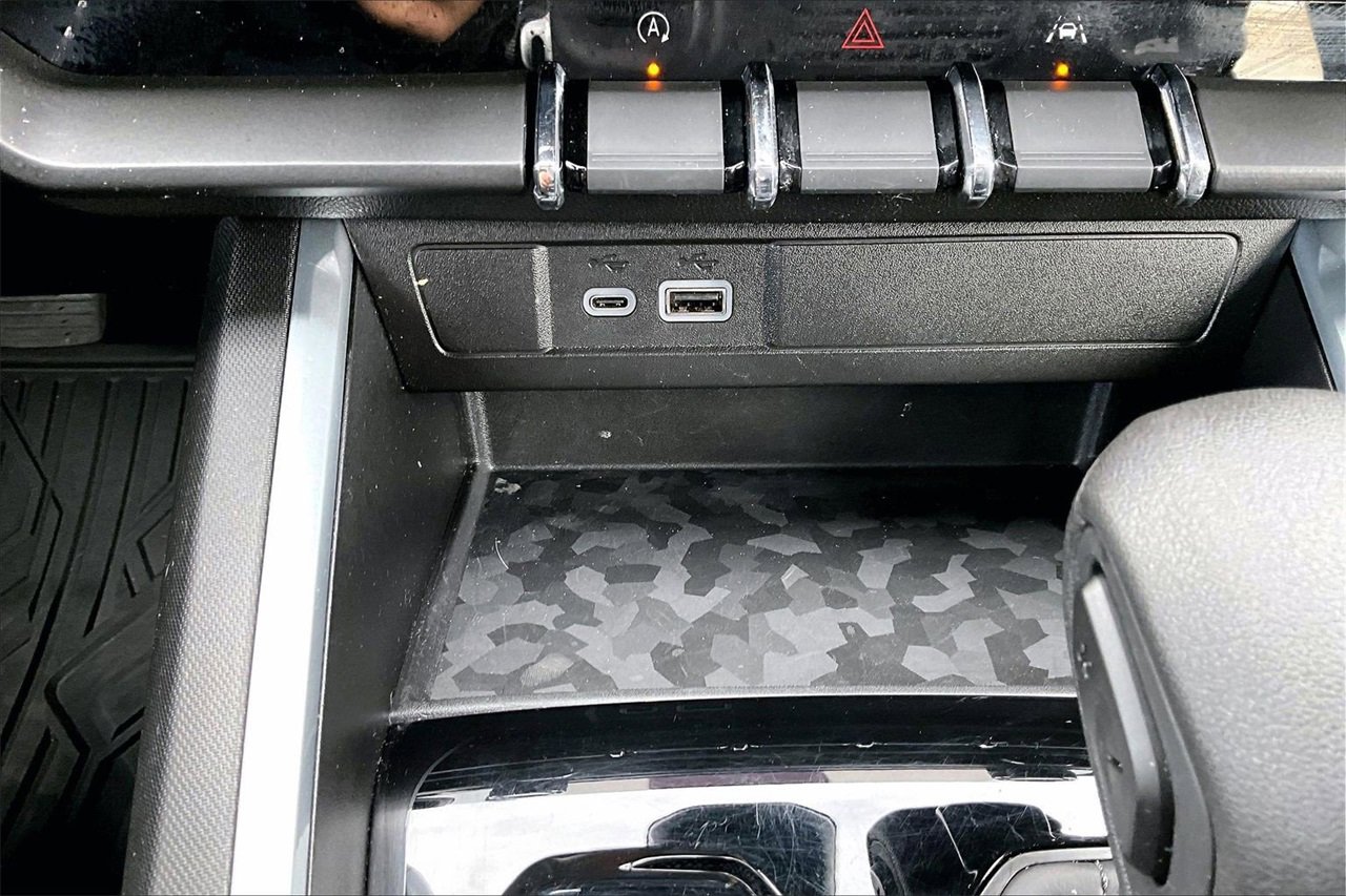 Used 2023 Chevrolet Colorado Trail Boss w/ Technology Package image 16