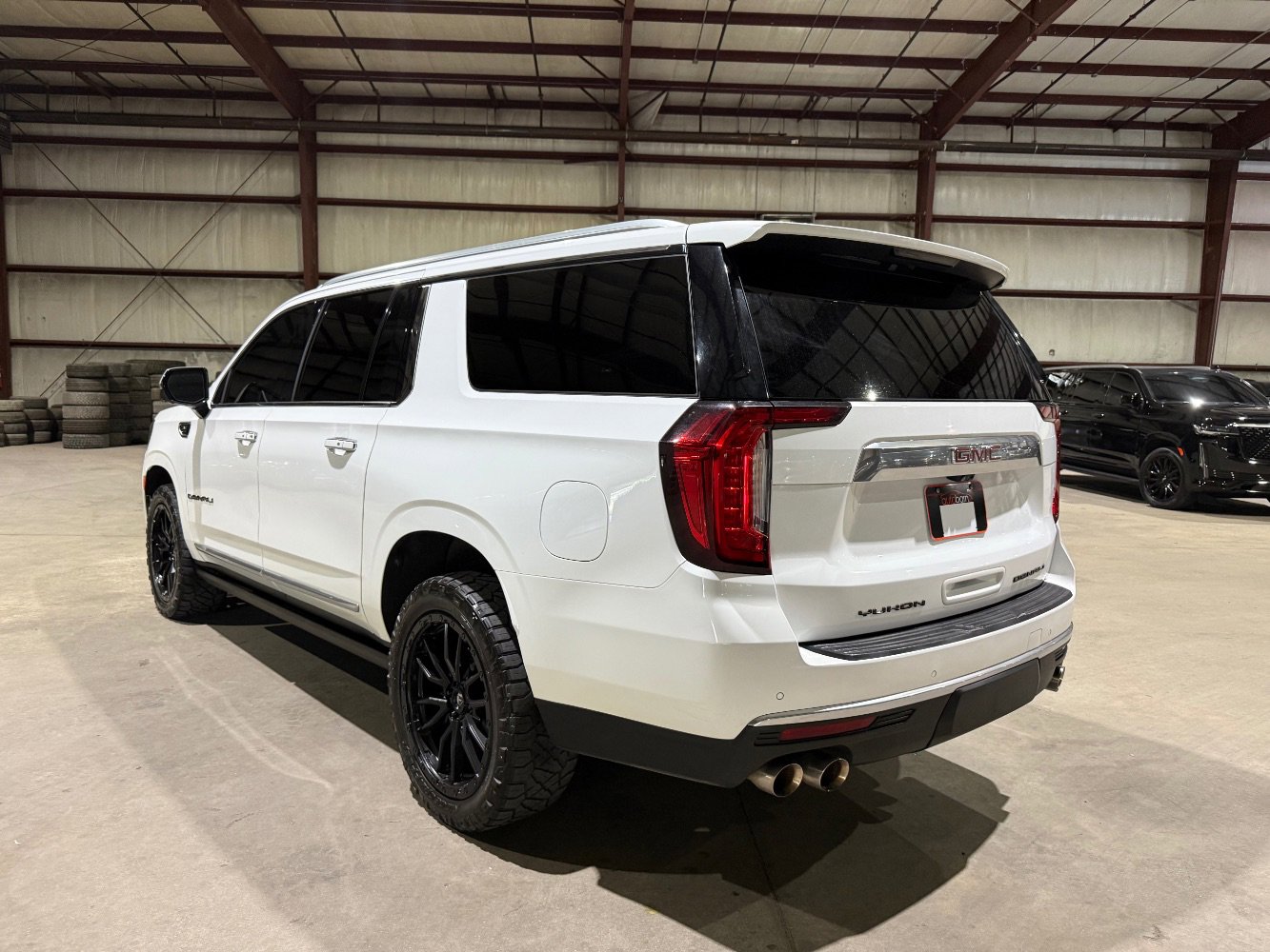 Used 2021 GMC Yukon XL Denali w/ Denali Premium Package image 9