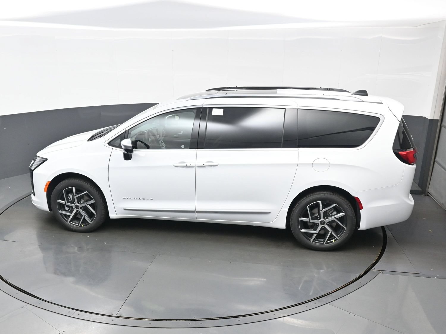 New 2027 Chrysler Pacifica Pinnacle w/ Theater Group AWD/4WD image 23