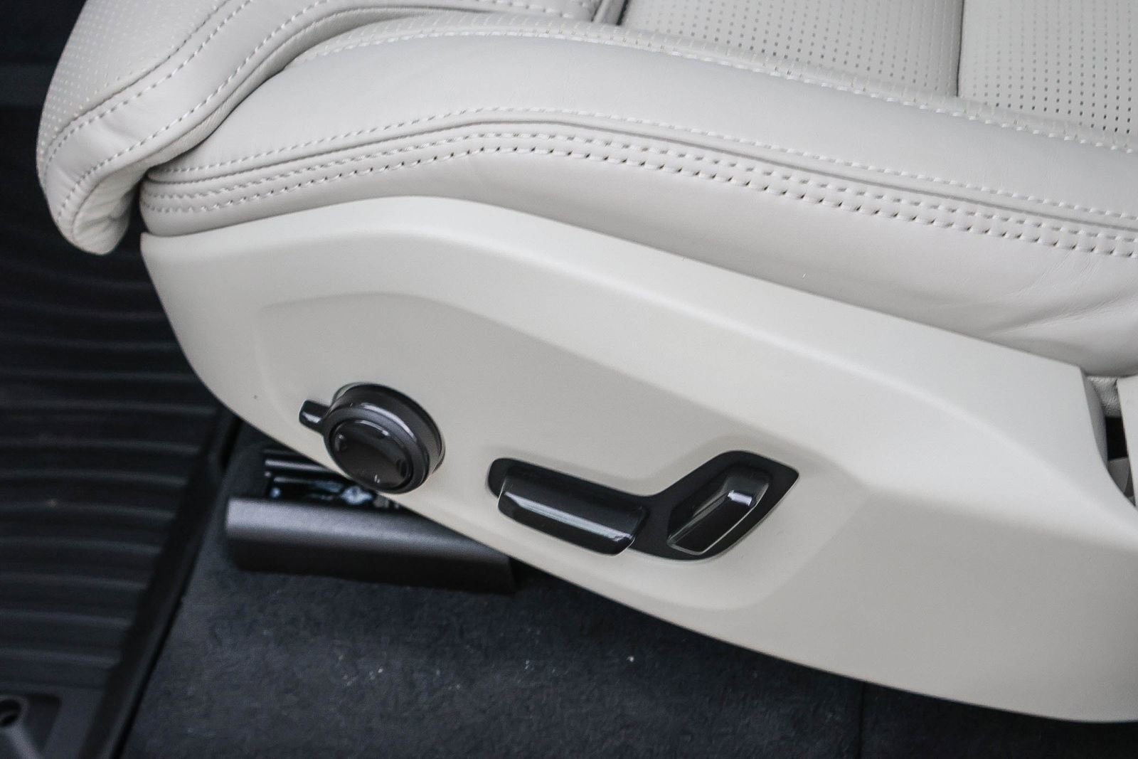 New 2026 Volvo XC90 T8 Ultra w/ Protection Package Premier image 32