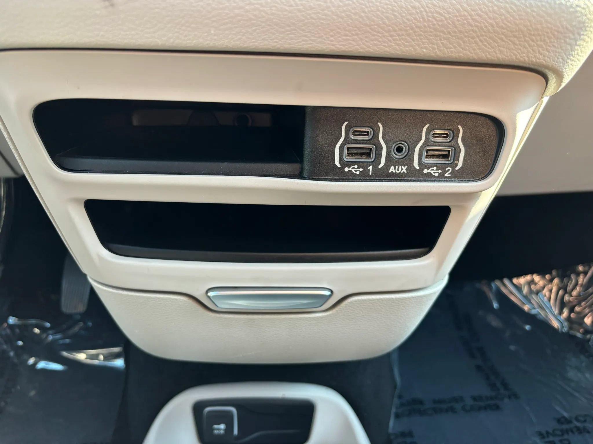 Used 2021 Chrysler Voyager L FWD image 34