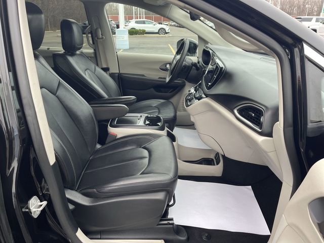 Used 2024 Chrysler Pacifica Touring-L image 27