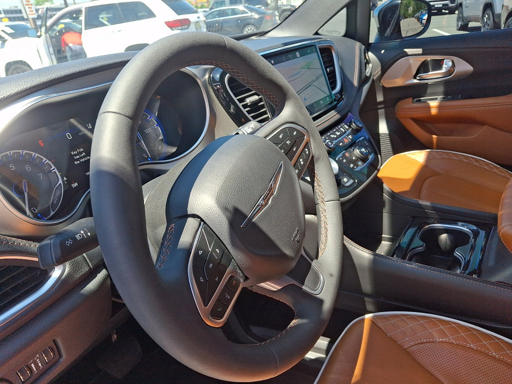 Used 2025 Chrysler Pacifica Pinnacle AWD/4WD image 28