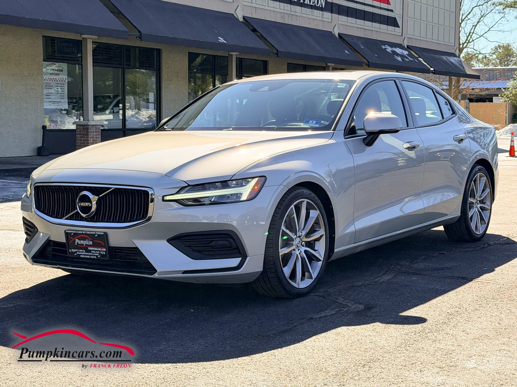 Used 2020 Volvo S60 T5 Momentum image 2