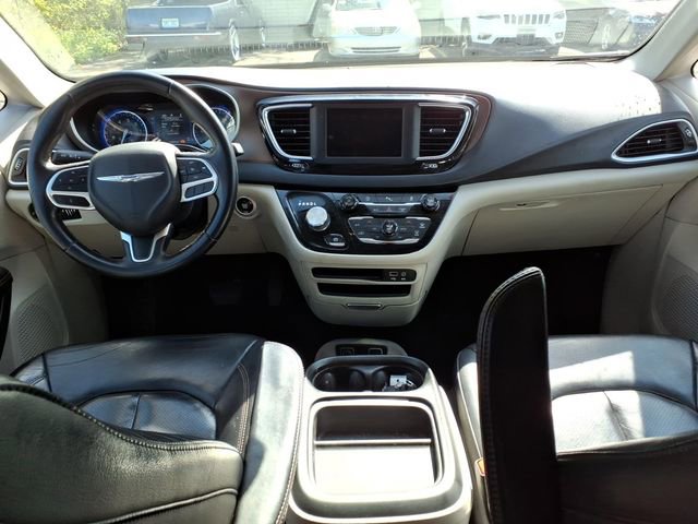 Used 2018 Chrysler Pacifica Touring-L FWD image 16