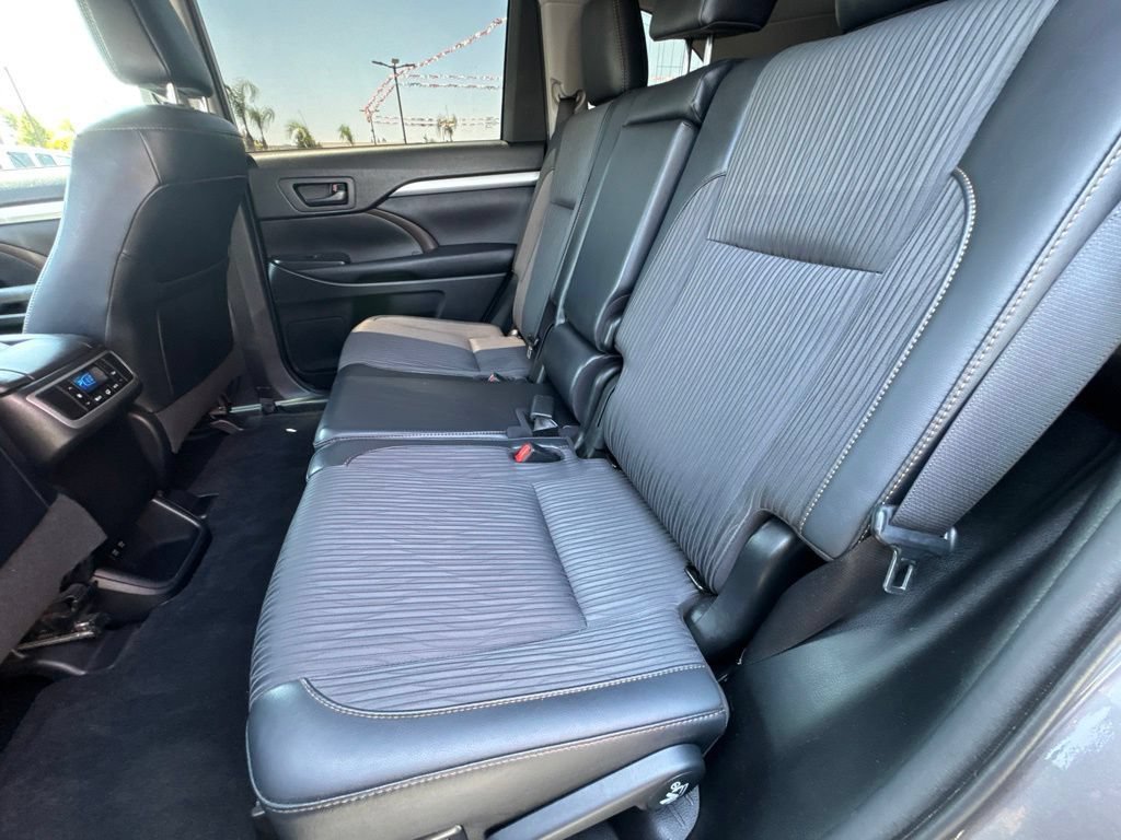 Certified 2019 Toyota Highlander Plus w/ Carpet Mat Package (TMS) AWD/4WD image 37
