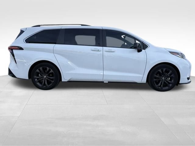 Used 2022 Toyota Sienna XSE image 4
