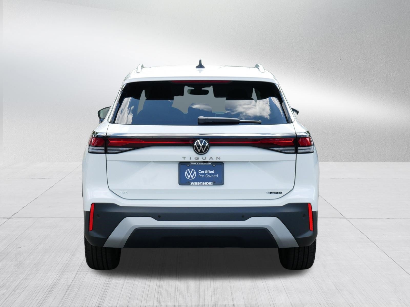 Certified 2025 Volkswagen Tiguan SE w/ Panoramic Sunroof Package AWD/4WD image 6