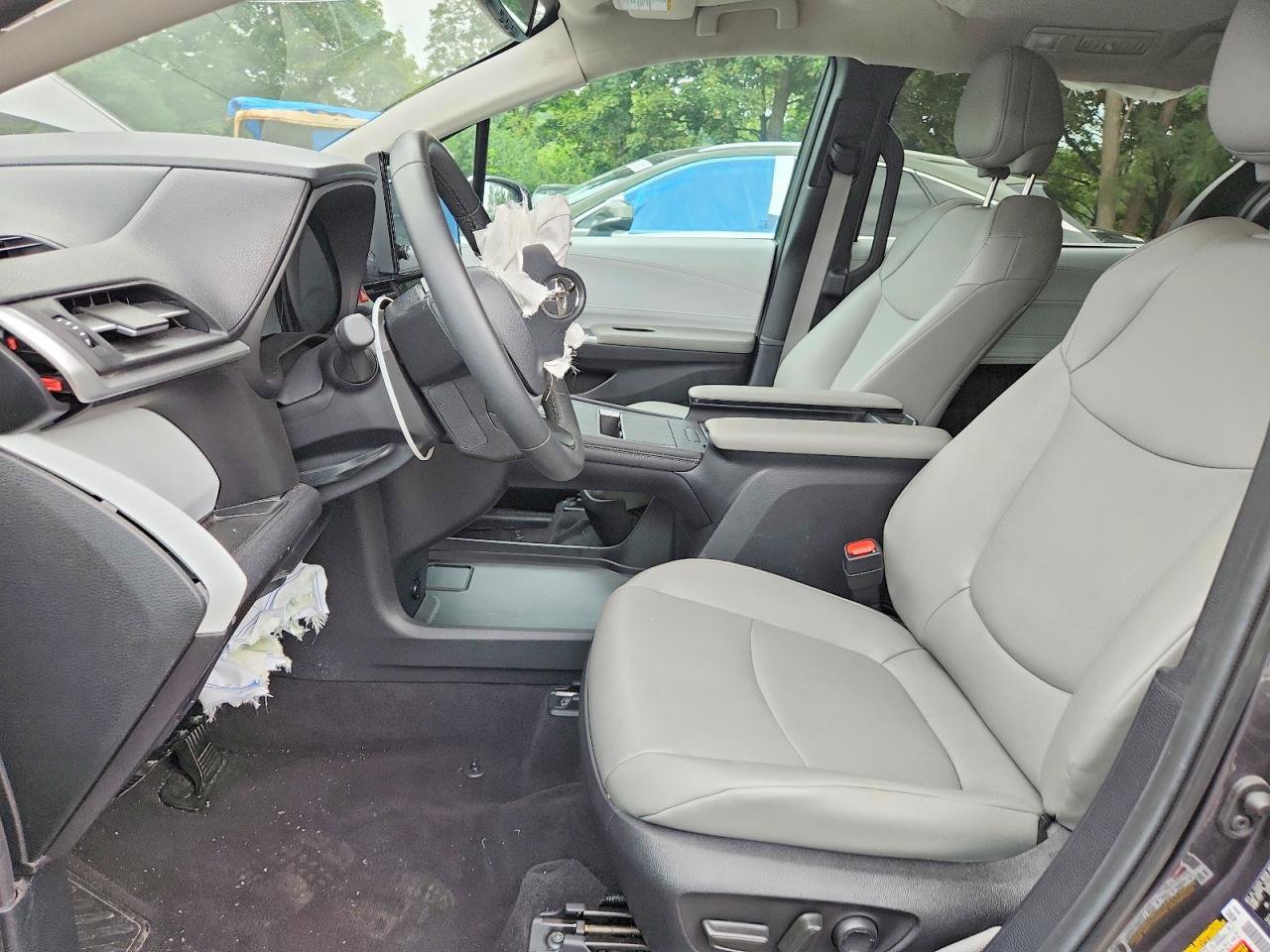 Used 2025 Toyota Sienna XLE FWD image 6