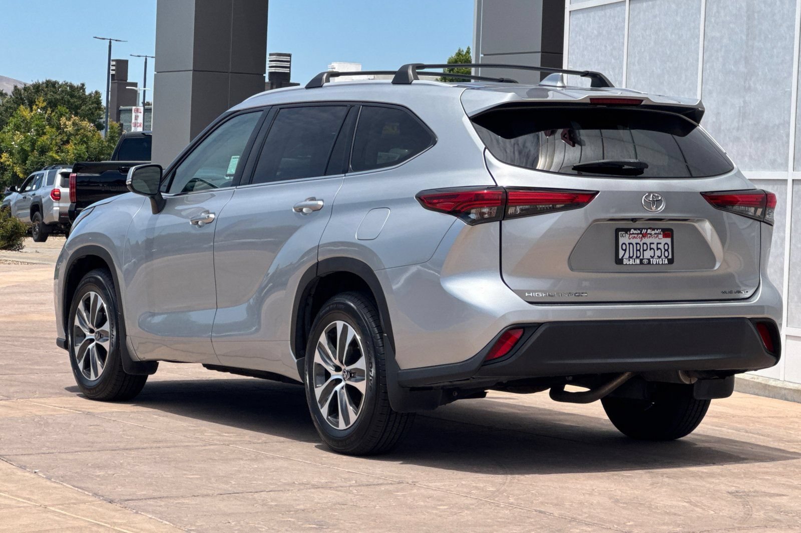 Used 2022 Toyota Highlander XLE AWD/4WD image 6