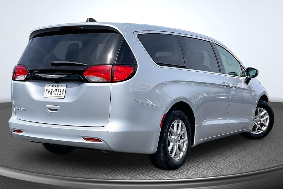 Used 2023 Chrysler Voyager LX FWD image 13
