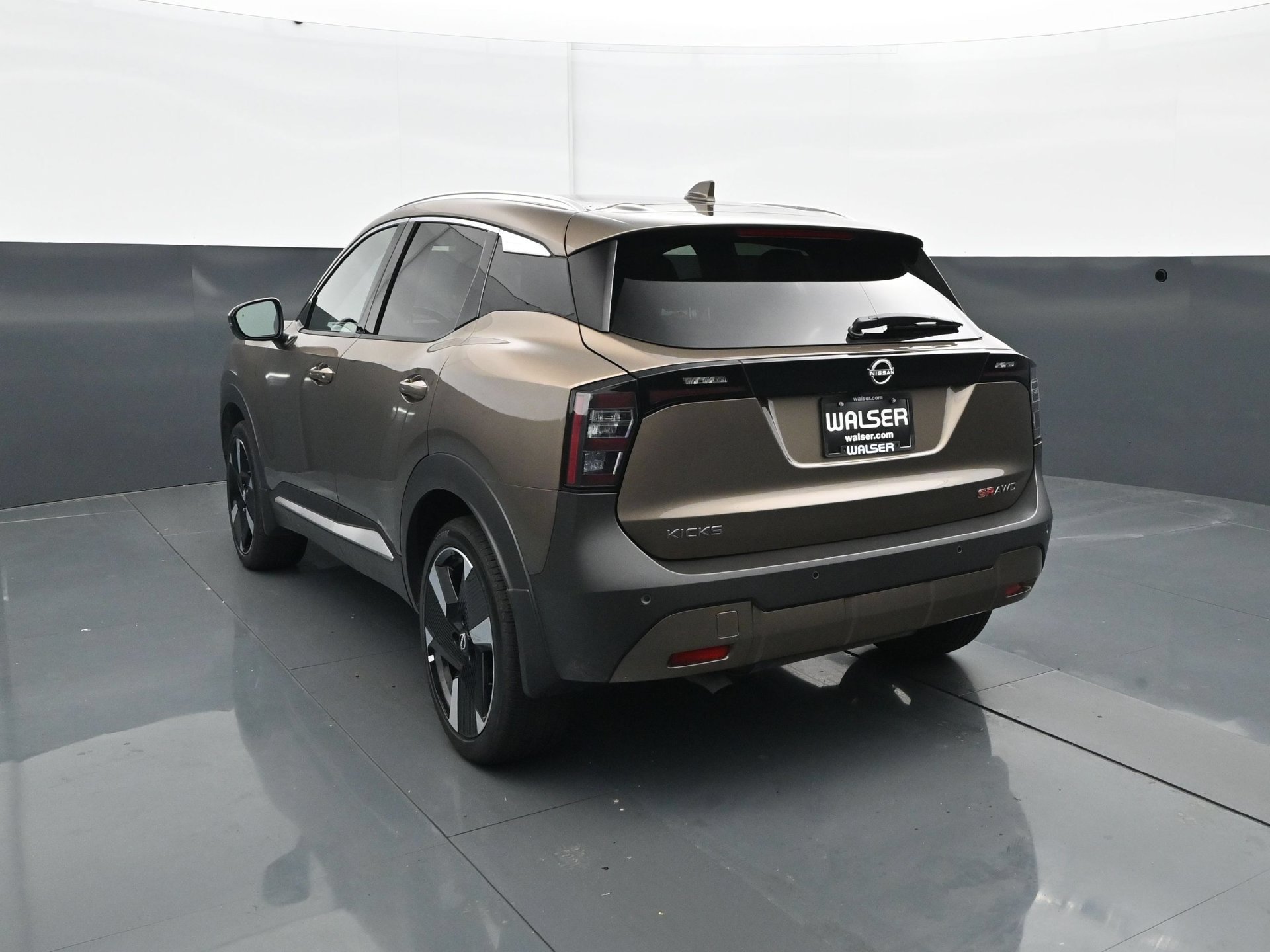 Used 2025 Nissan Kicks SR w/ SR Premium Package AWD/4WD image 5