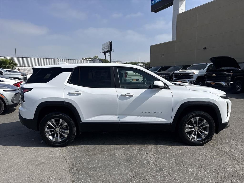Used 2025 Chevrolet Equinox LT image 2