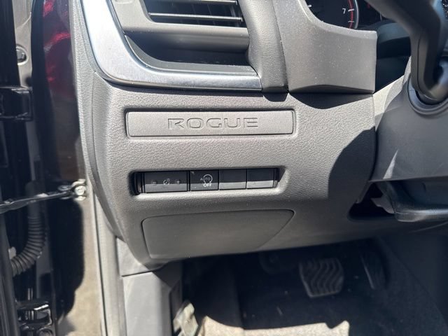 Used 2023 Nissan Rogue S AWD/4WD image 18