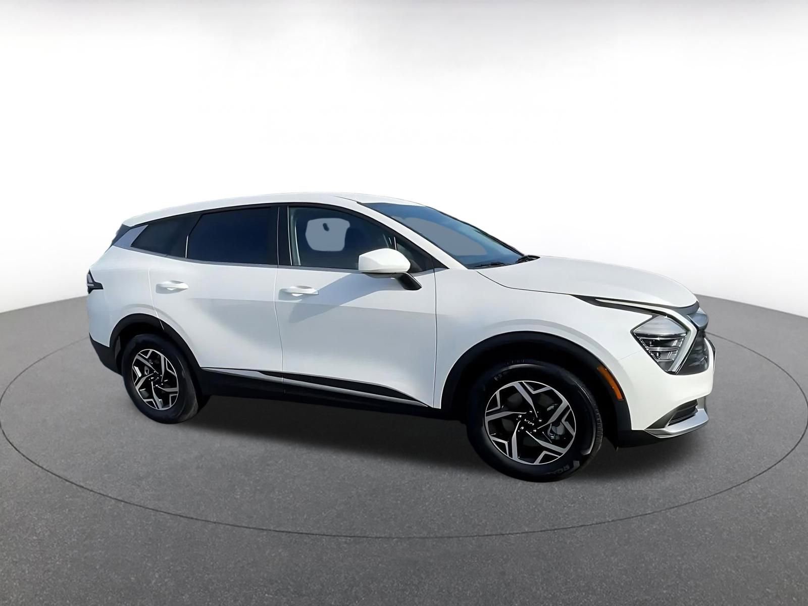 Used 2025 Kia Sportage LX image 2