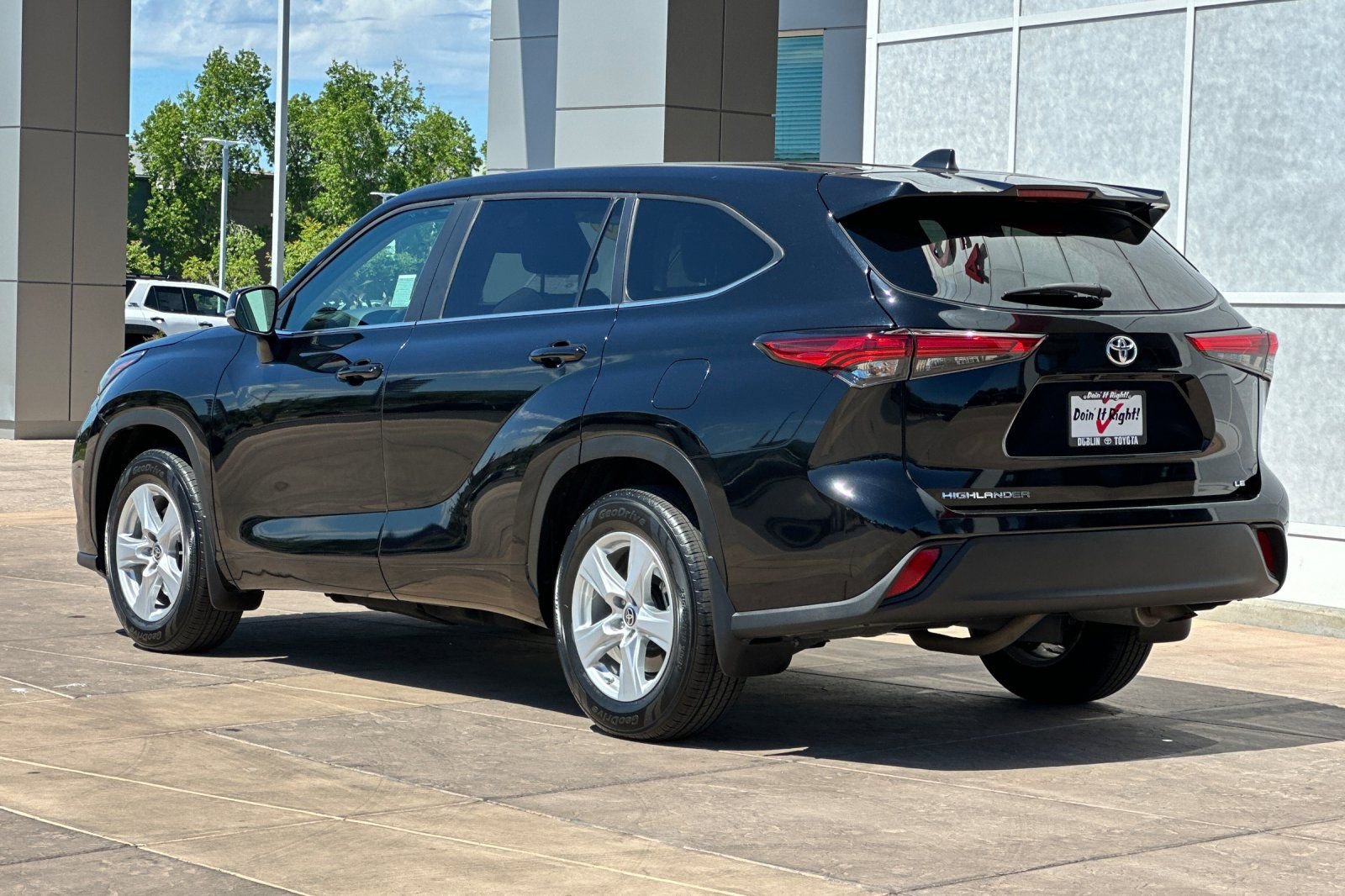 Used 2023 Toyota Highlander LE FWD image 6