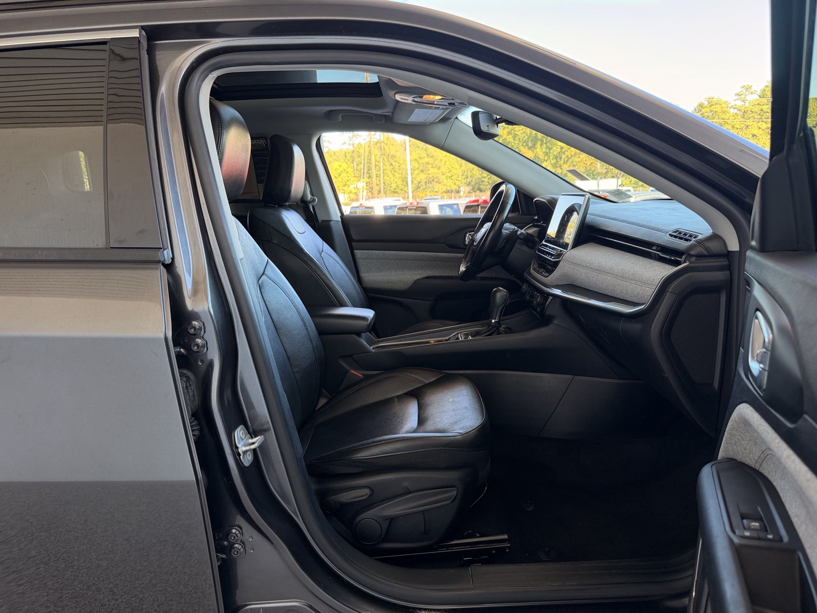 Used 2022 Jeep Compass Latitude w/ Sun and Sound Group AWD/4WD image 32