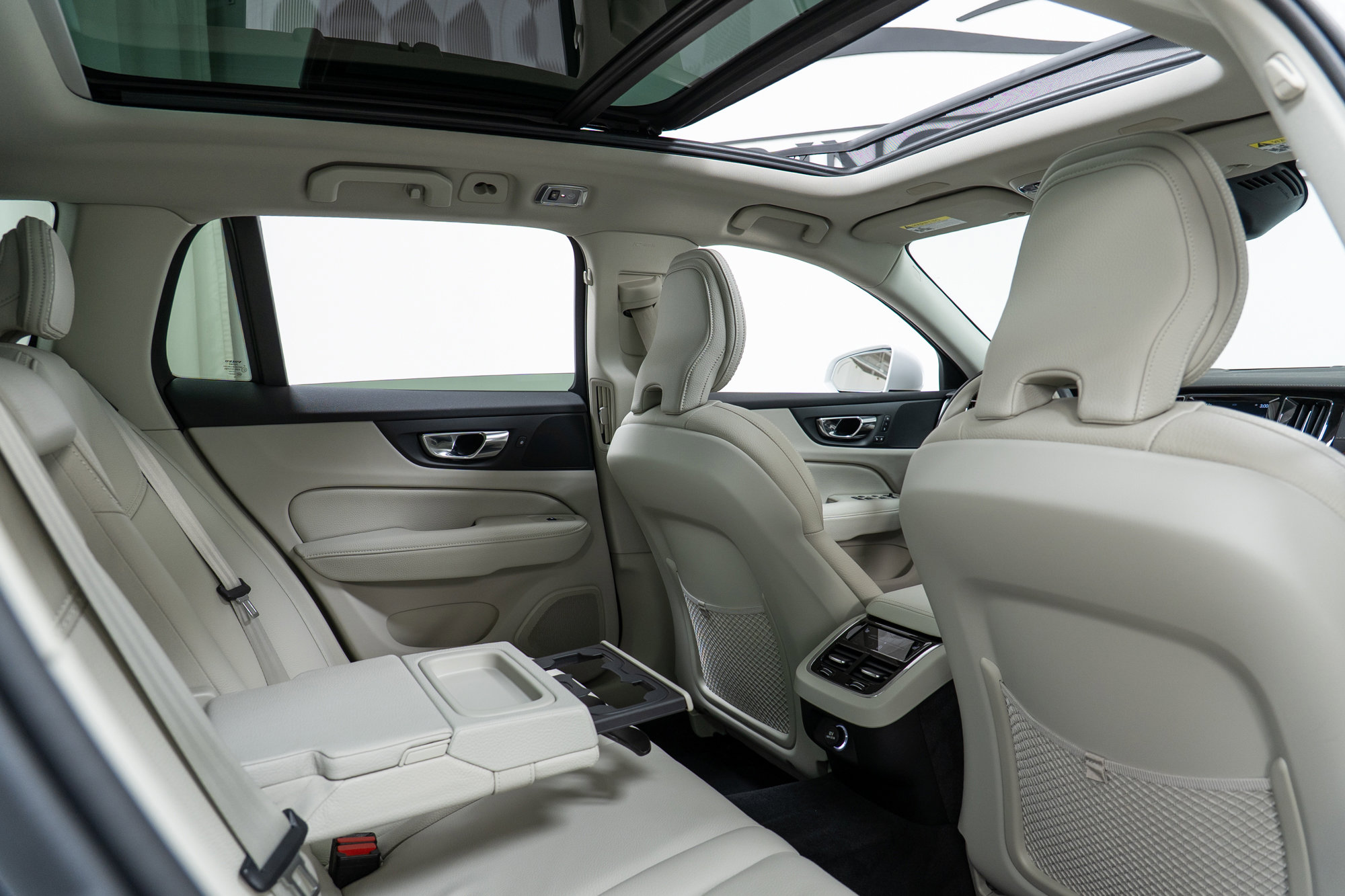 Used 2020 Volvo V60 T5 Cross Country image 23