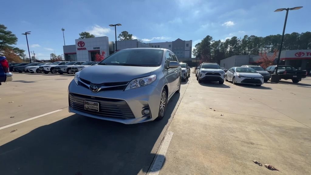 Used 2020 Toyota Sienna XLE w/ XLE Navigation Package image 2