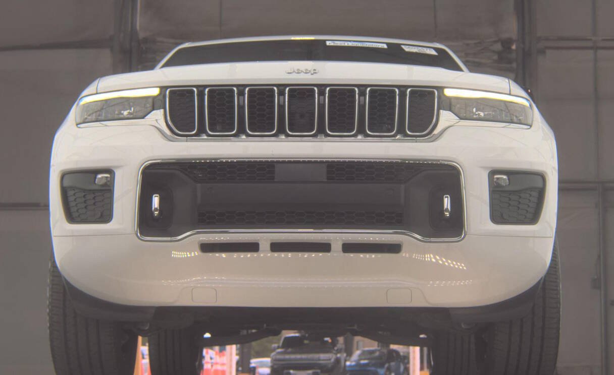 Used 2024 Jeep Grand Cherokee Overland AWD/4WD image 2