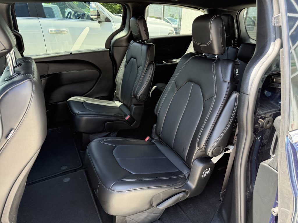 Used 2025 Chrysler Pacifica Select FWD image 13