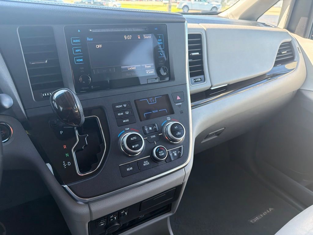 Used 2015 Toyota Sienna XLE Premium FWD image 17