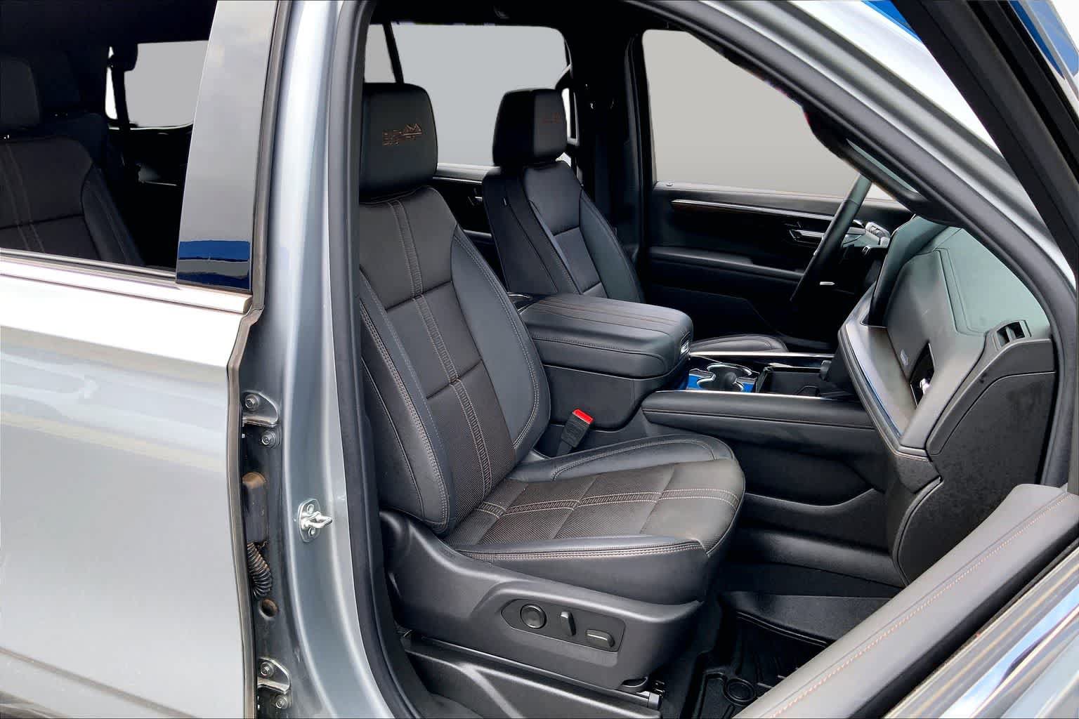 Used 2025 Chevrolet Tahoe High Country AWD/4WD image 17