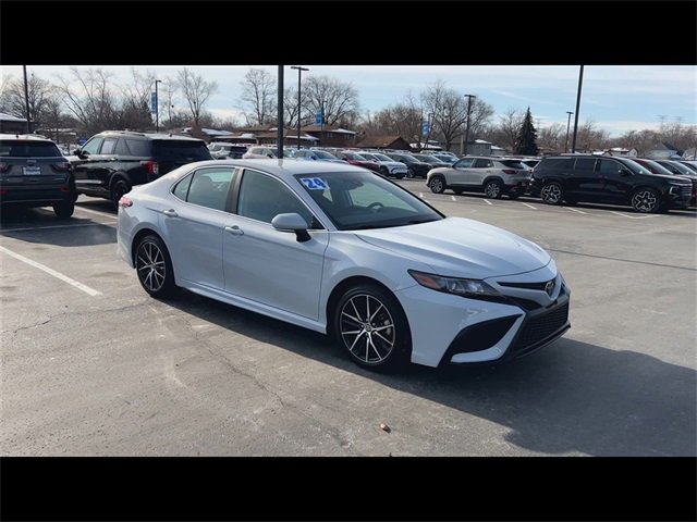 Used 2024 Toyota Camry SE w/ Convenience Package image 2