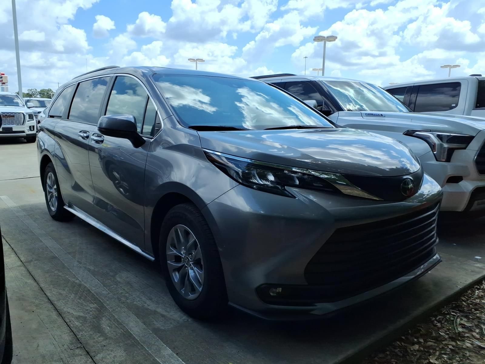 Used 2026 Toyota Sienna XLE FWD video 1