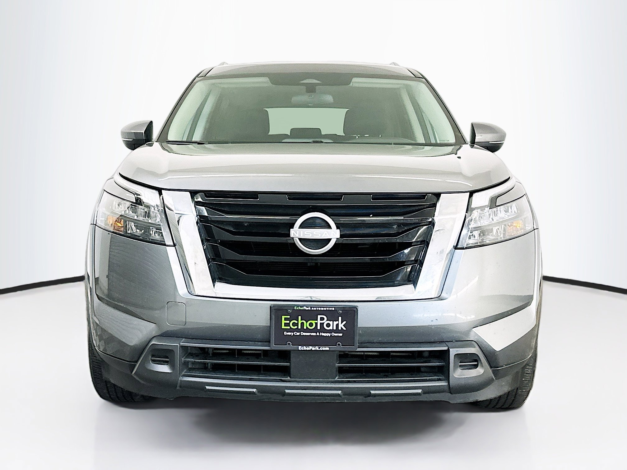 Used 2024 Nissan Pathfinder SV image 2