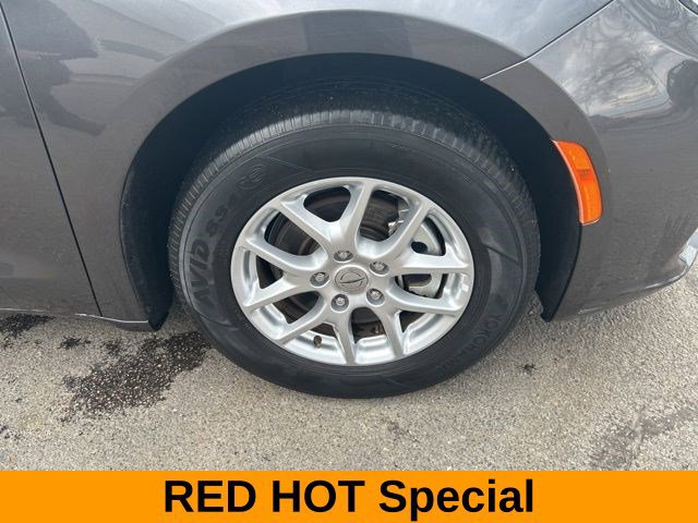 Used 2023 Chrysler Pacifica Touring-L FWD image 43