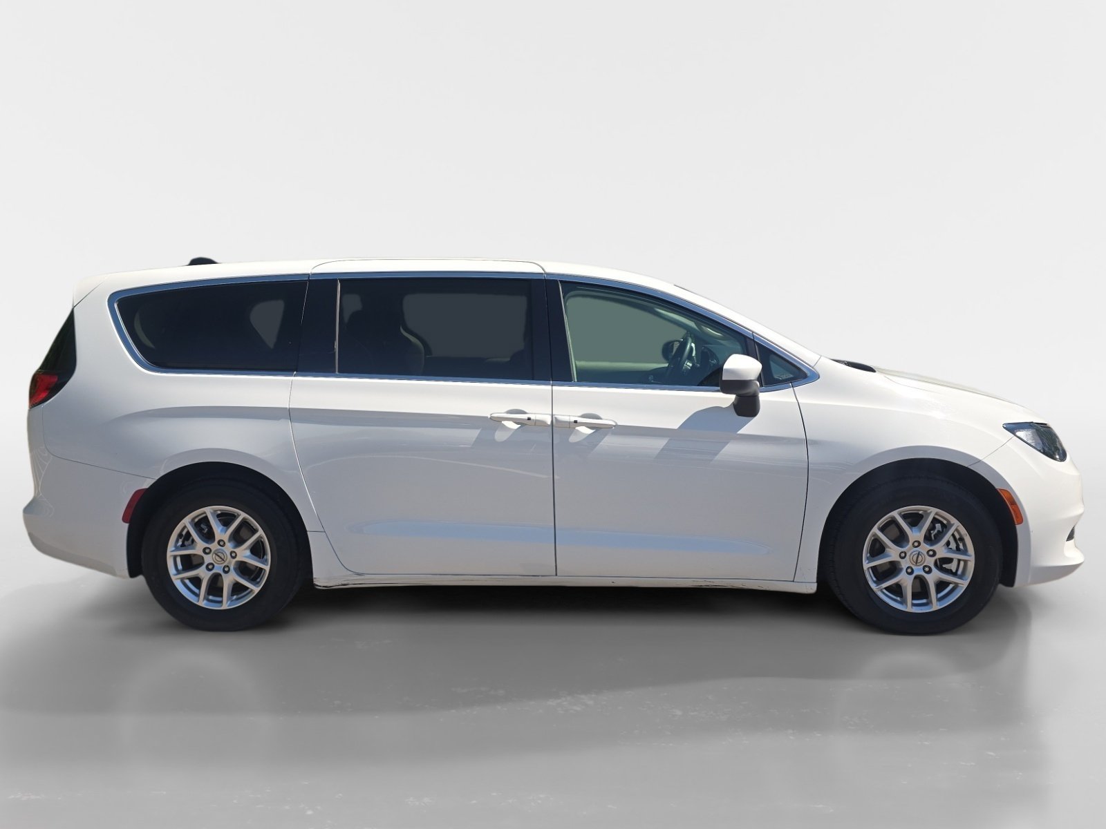 Used 2022 Chrysler Voyager LX FWD image 7