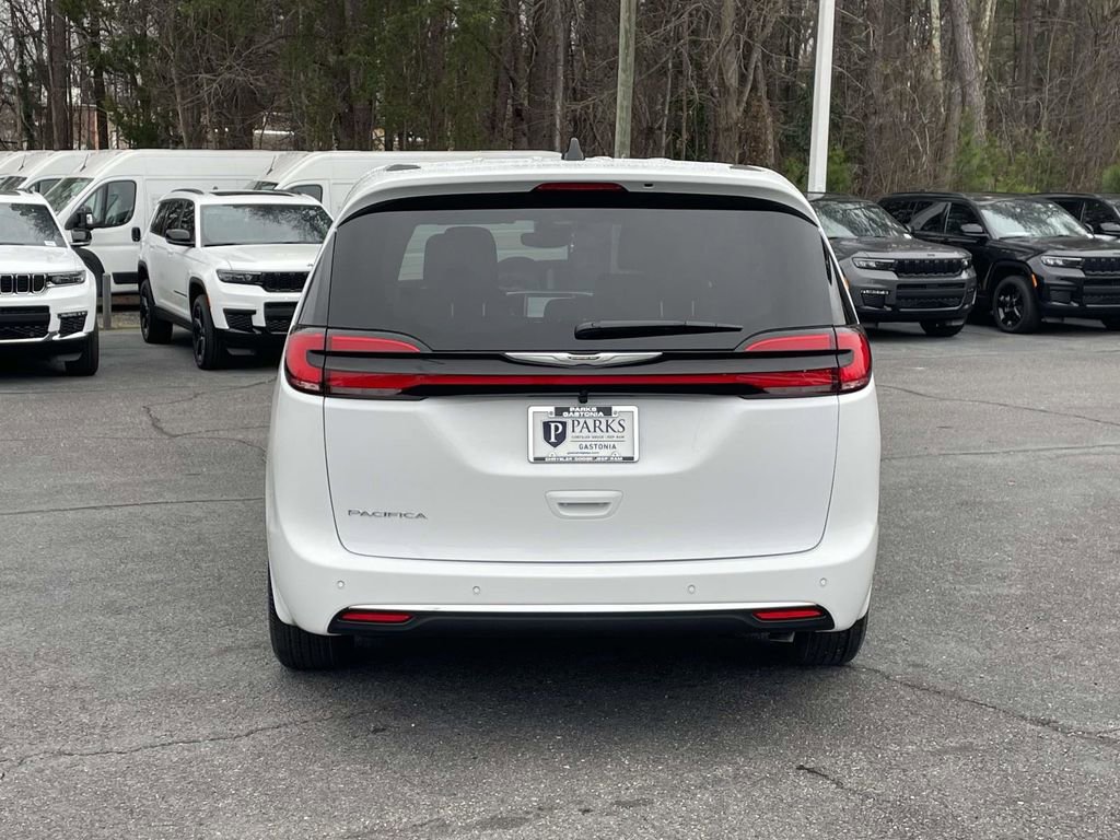 New 2026 Chrysler Pacifica Select image 7