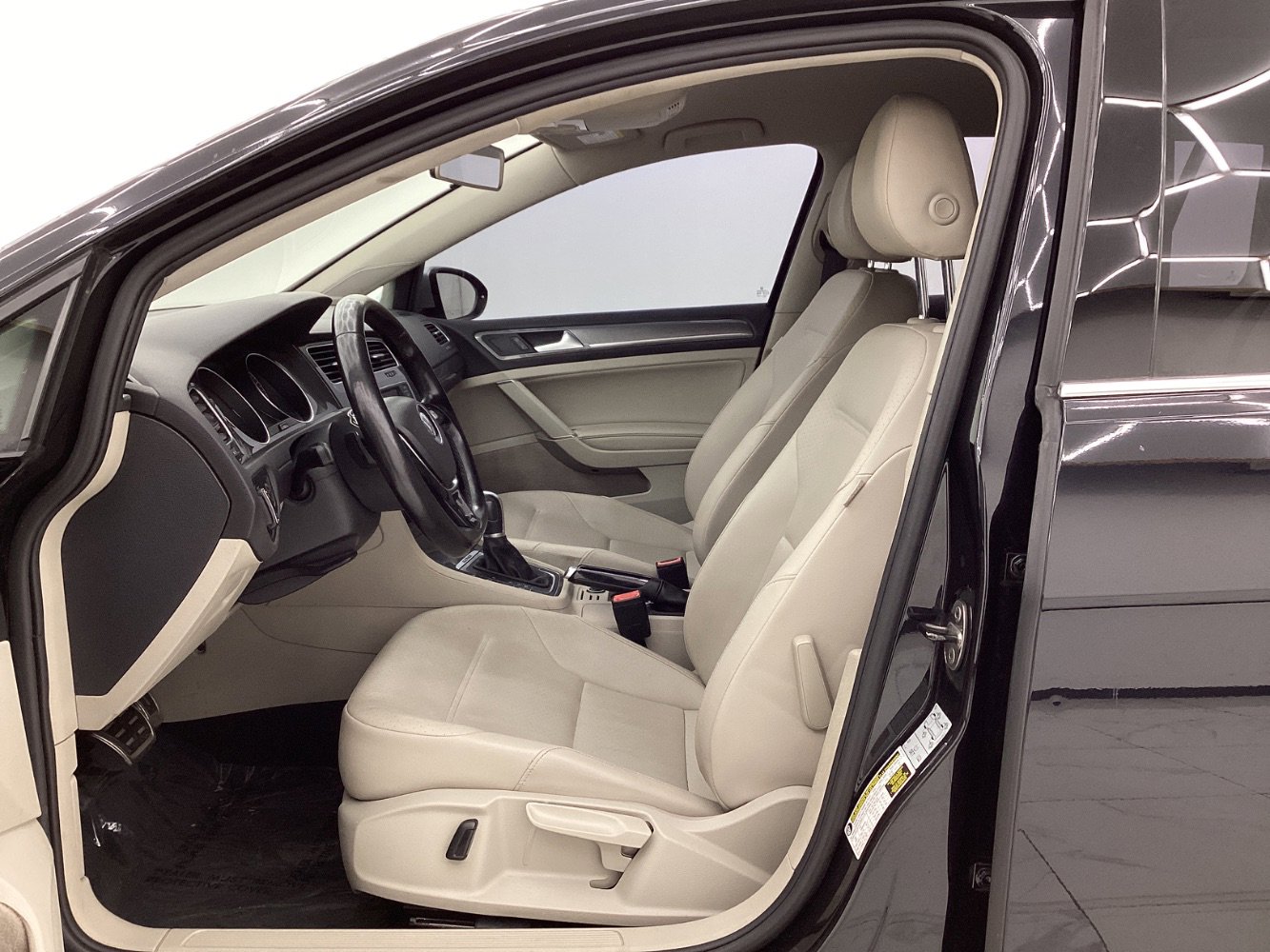 Used 2017 Volkswagen Golf Alltrack S image 14