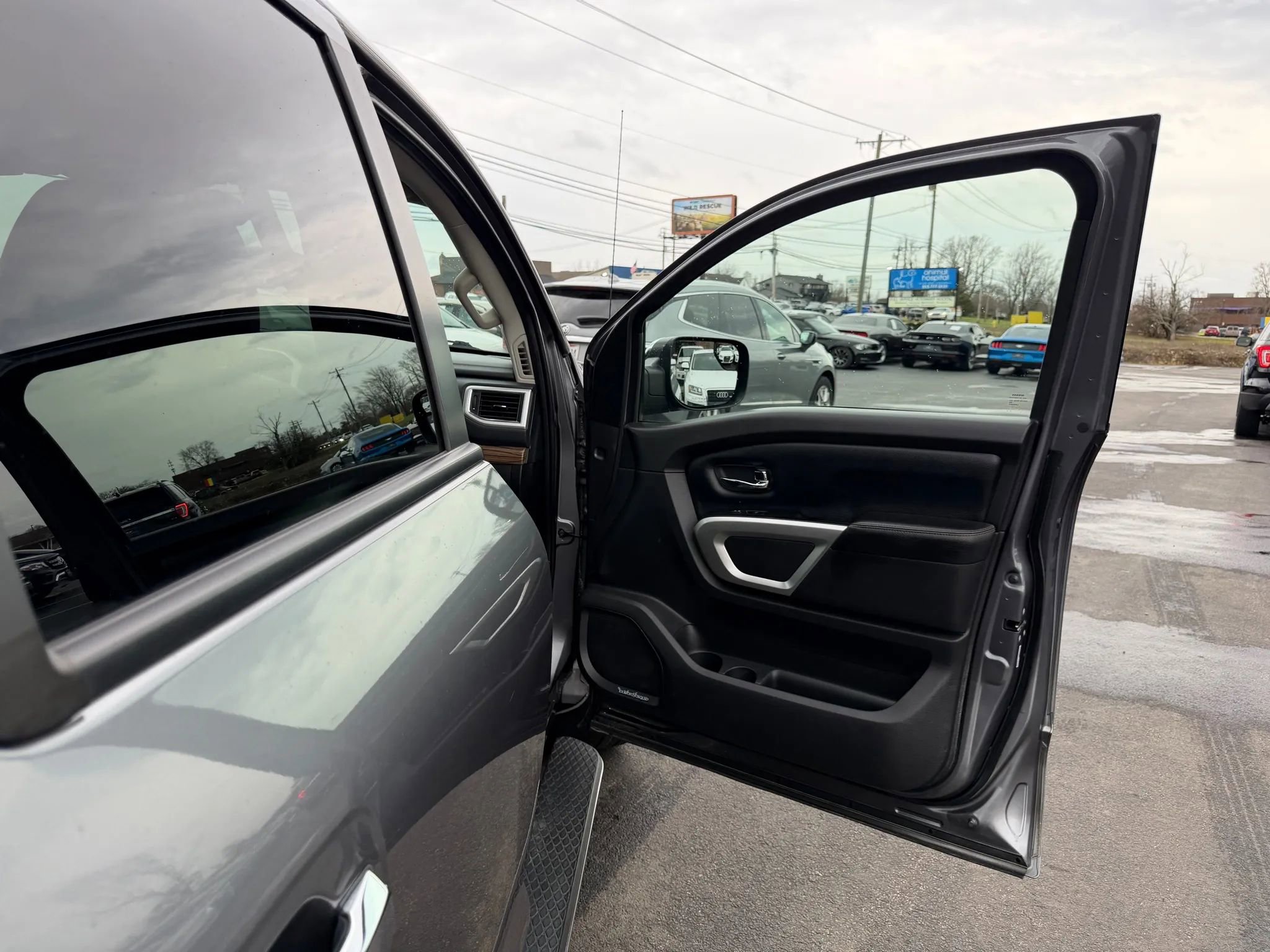 Used 2018 Nissan Titan SL AWD/4WD image 36