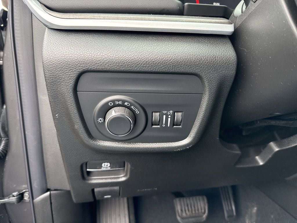 New 2026 Jeep Grand Cherokee Altitude image 17