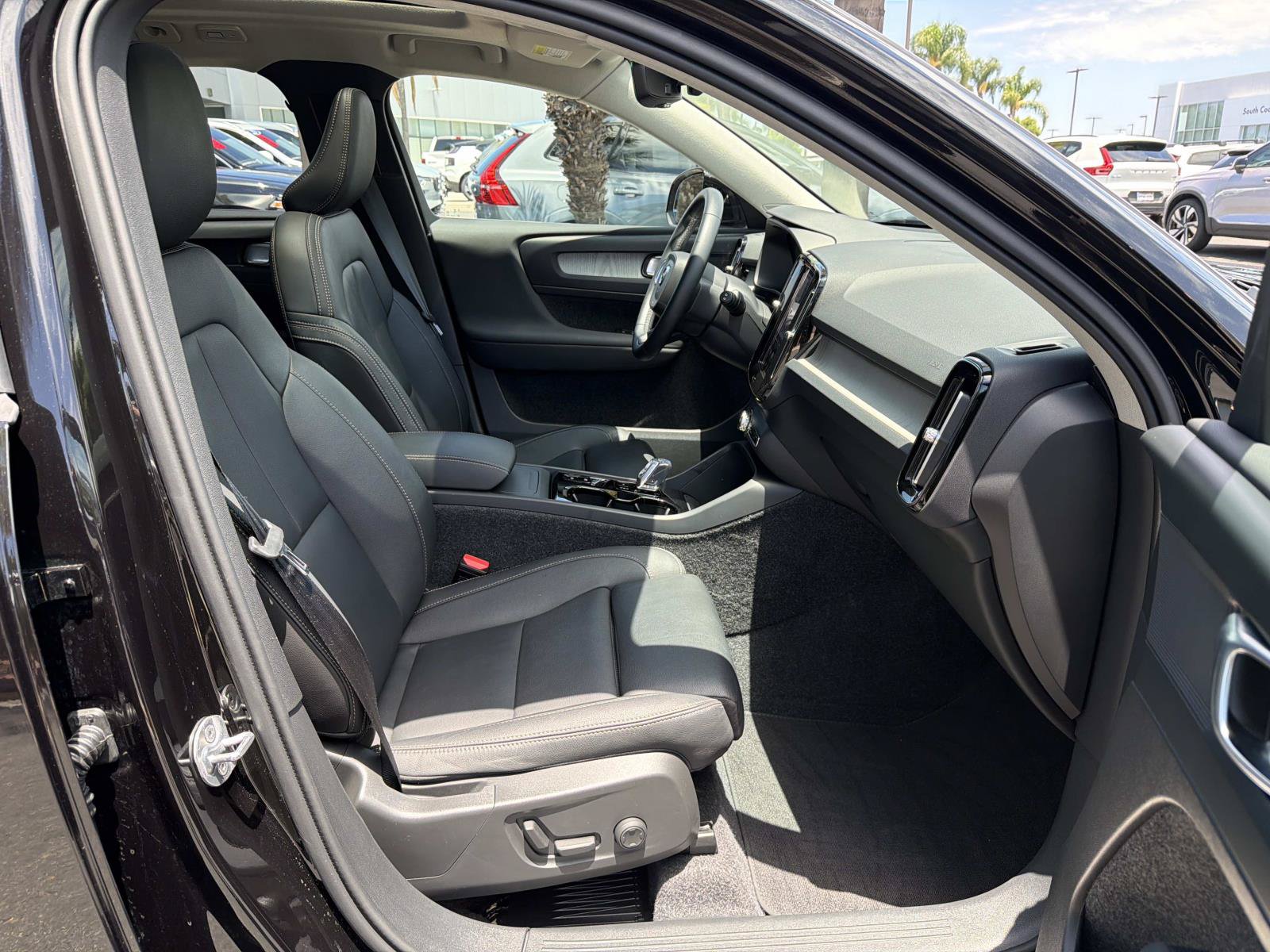 Certified 2026 Volvo XC40 B5 Plus AWD/4WD image 25