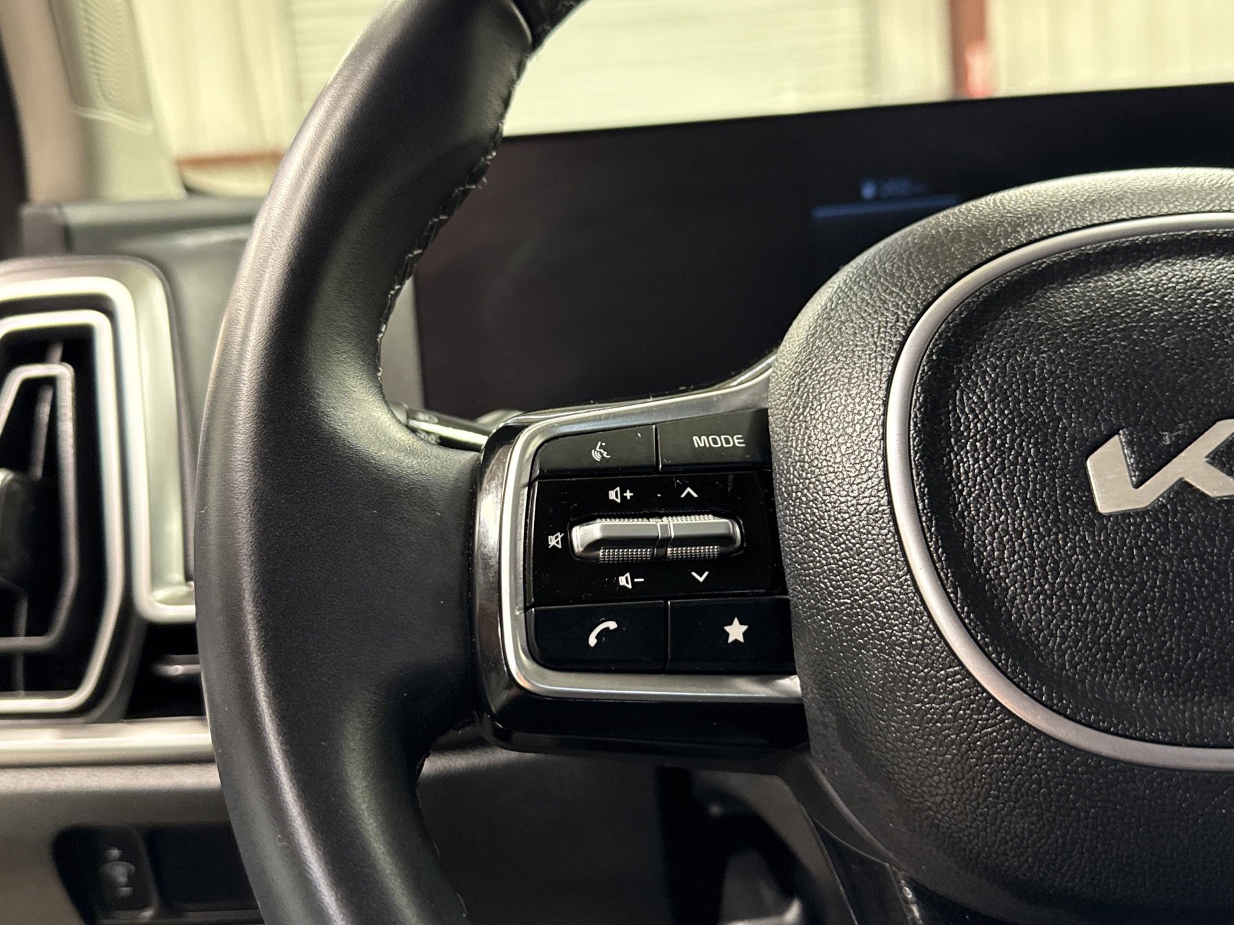 Used 2024 Kia Sorento S w/ Panoramic Sunroof Package image 9