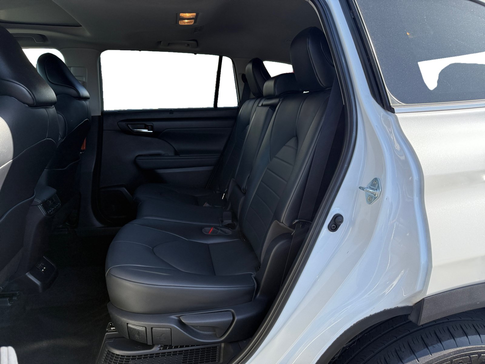 Used 2021 Toyota Highlander XLE FWD image 16