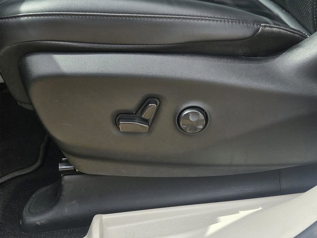 Used 2024 Chrysler Pacifica Select image 11