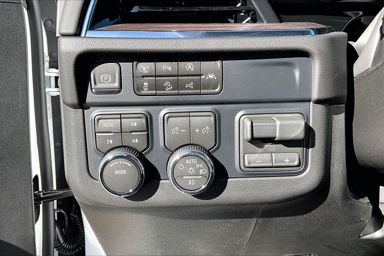 New 2026 Chevrolet Suburban LT w/ Comfort Package AWD/4WD image 17