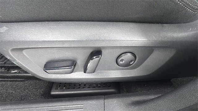 Used 2023 Nissan Rogue SV image 11