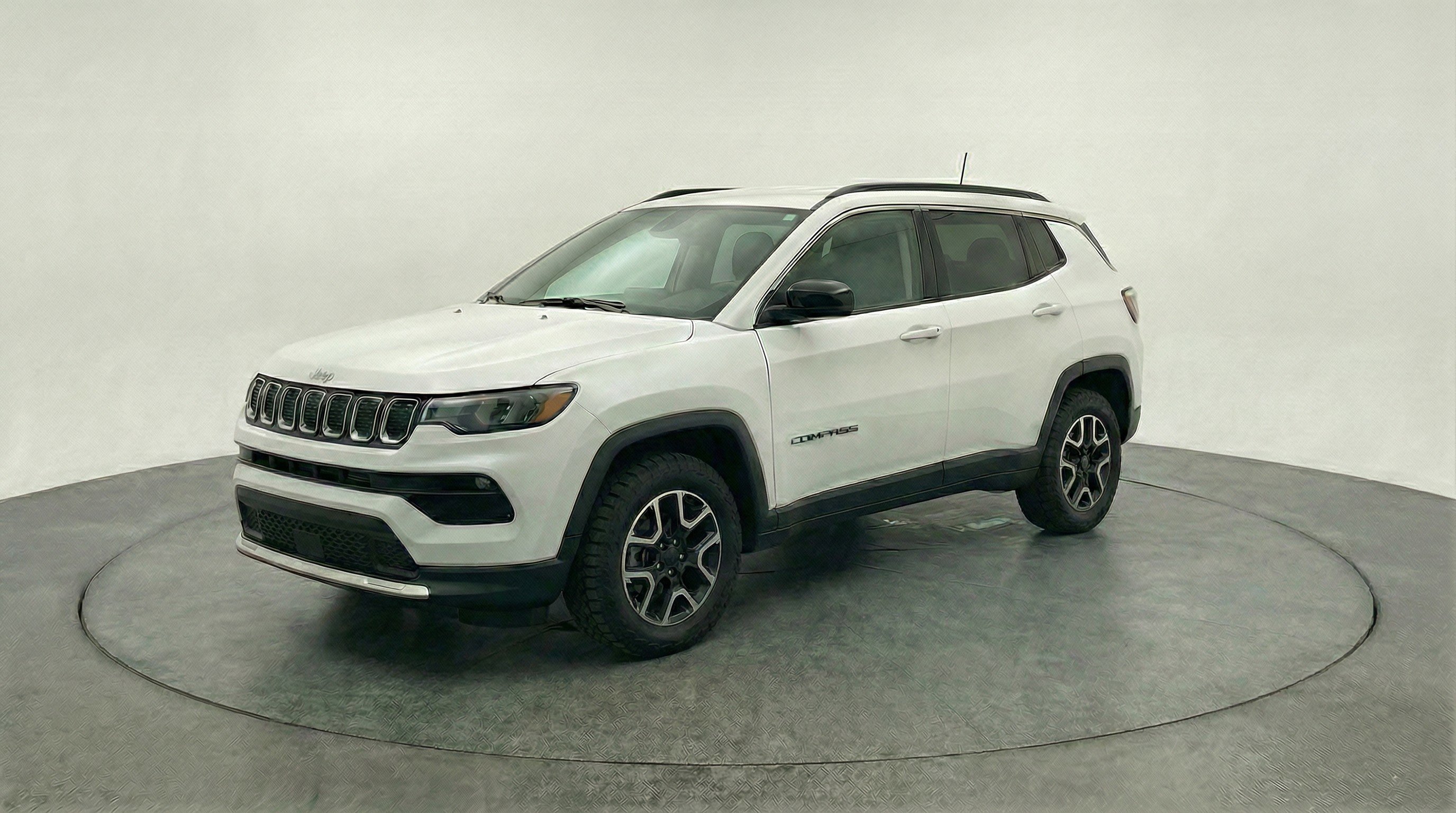 Used 2025 Jeep Compass Trailhawk AWD/4WD image 3