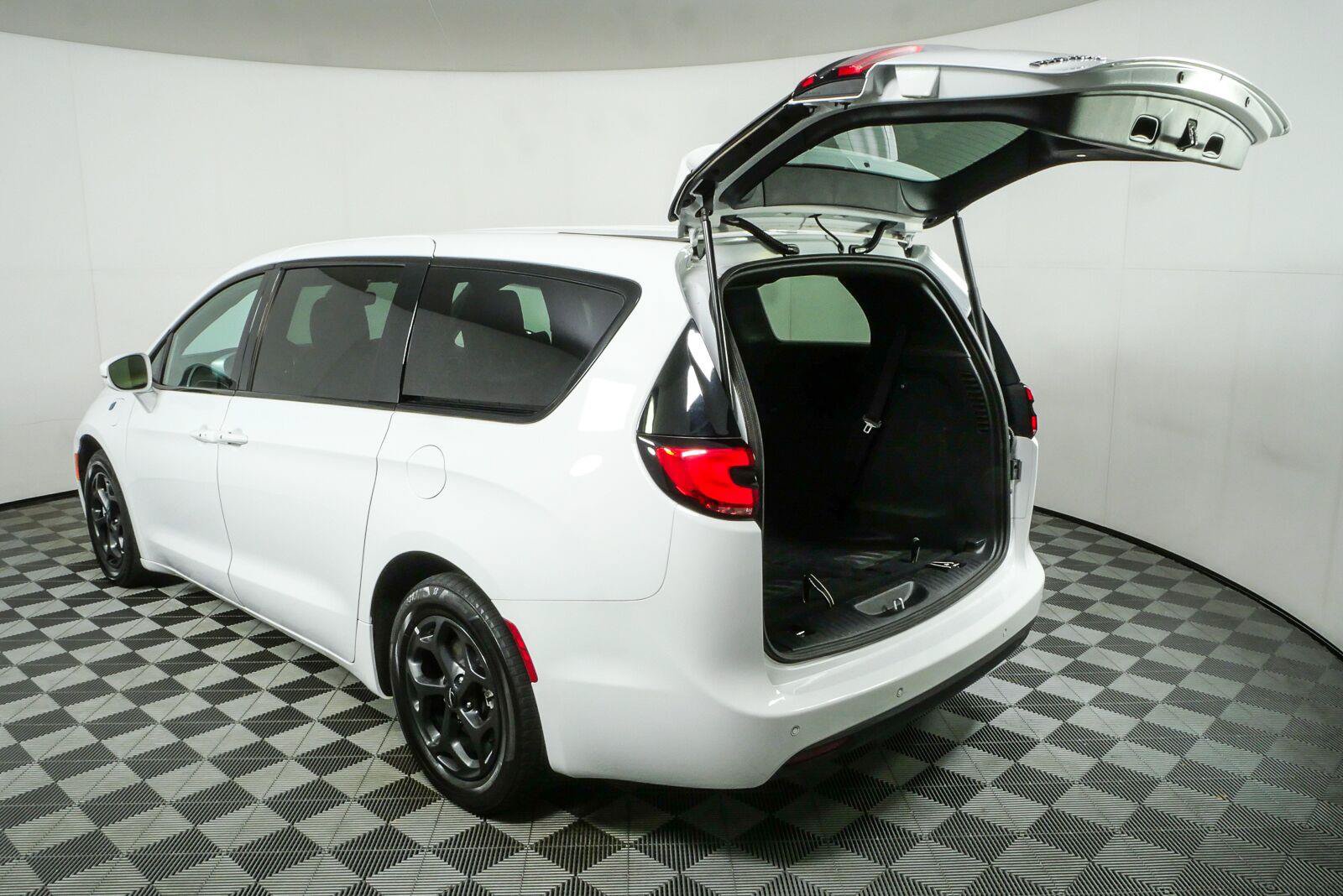 Used 2022 Chrysler Pacifica Touring-L w/ S Appearance Package FWD image 33