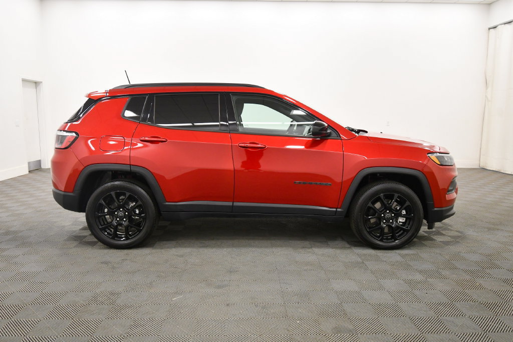 Used 2026 Jeep Compass Latitude AWD/4WD image 9