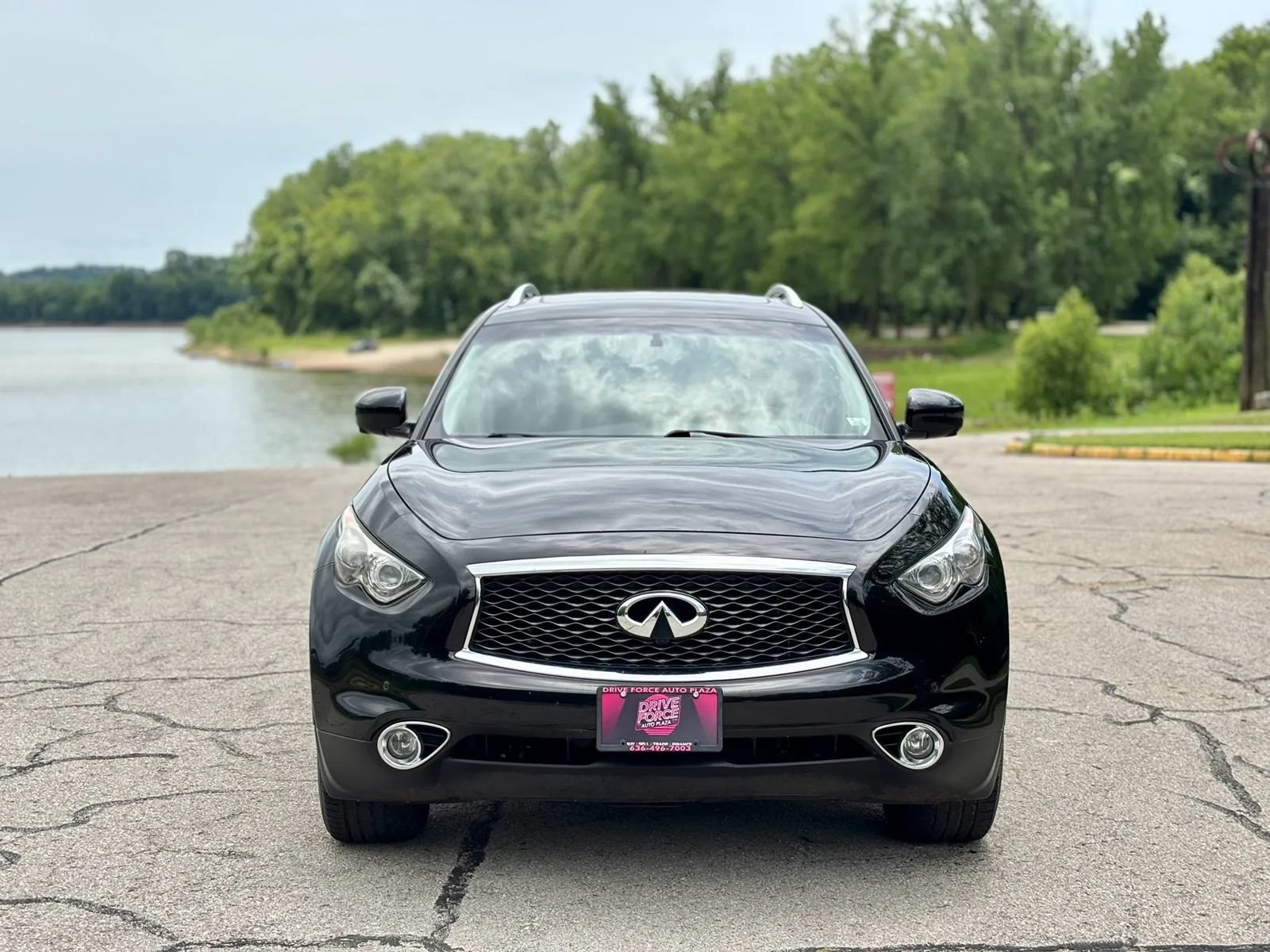 Used 2017 INFINITI QX70 AWD w/ Premium Package image 2