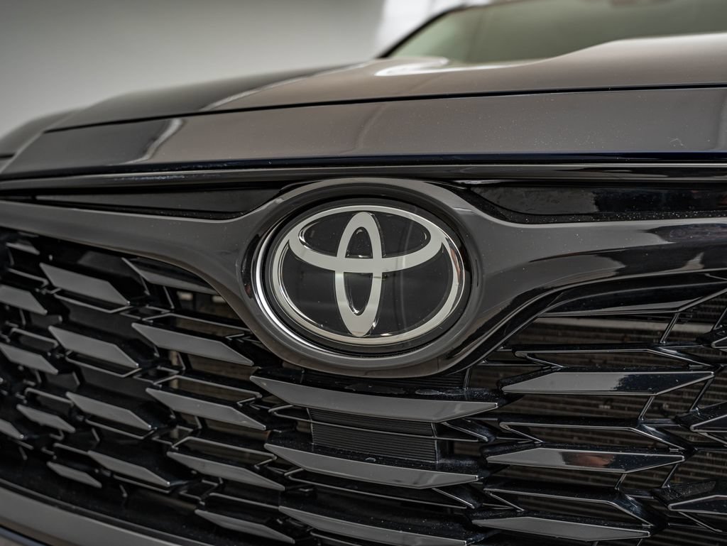 Used 2021 Toyota Highlander XLE AWD/4WD image 12